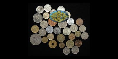 Лот из девяноста иностранных монет